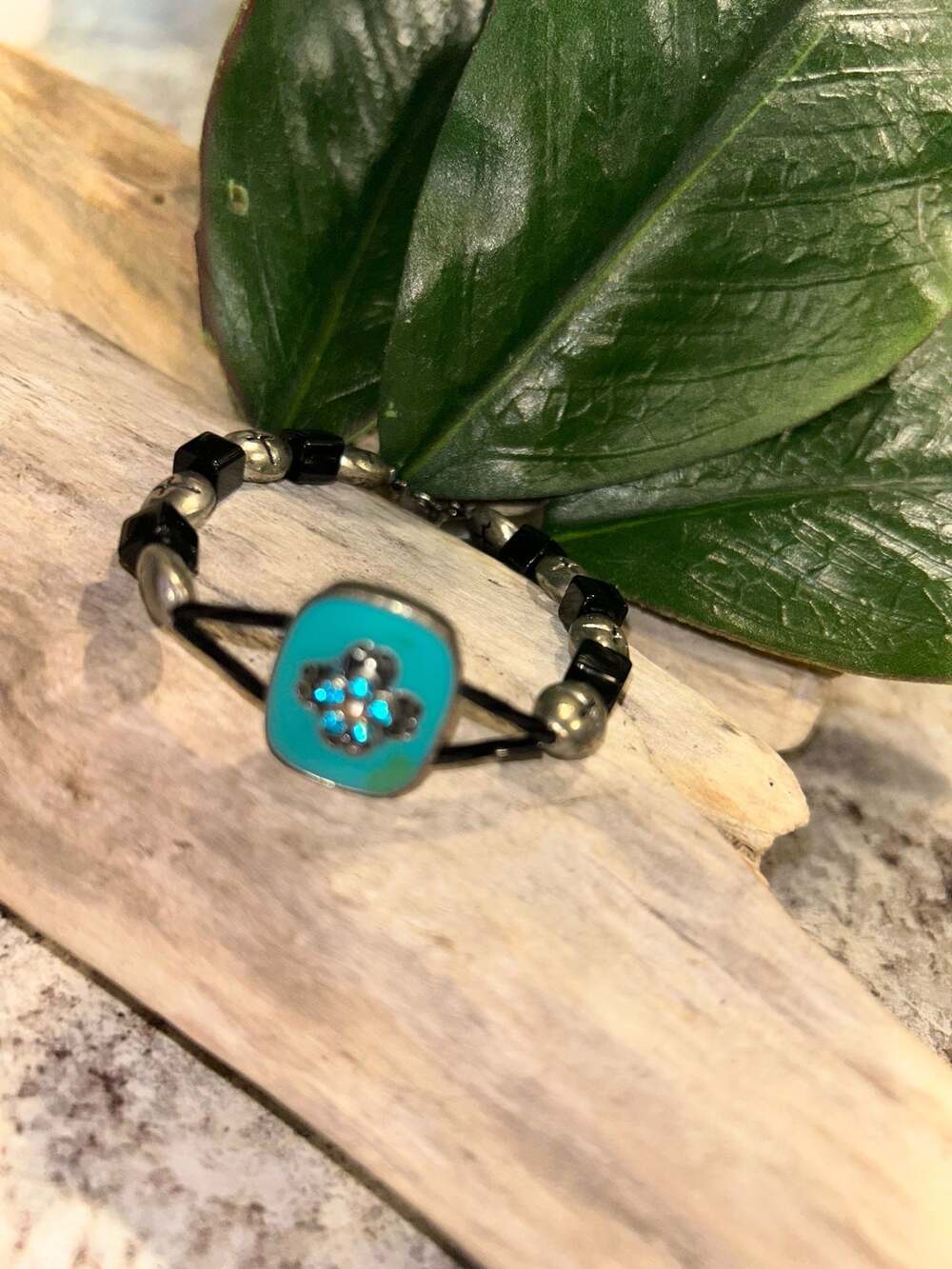 Fashion Jewelry Beaded Bracelet with Turquoise Enamel Floral Medallion